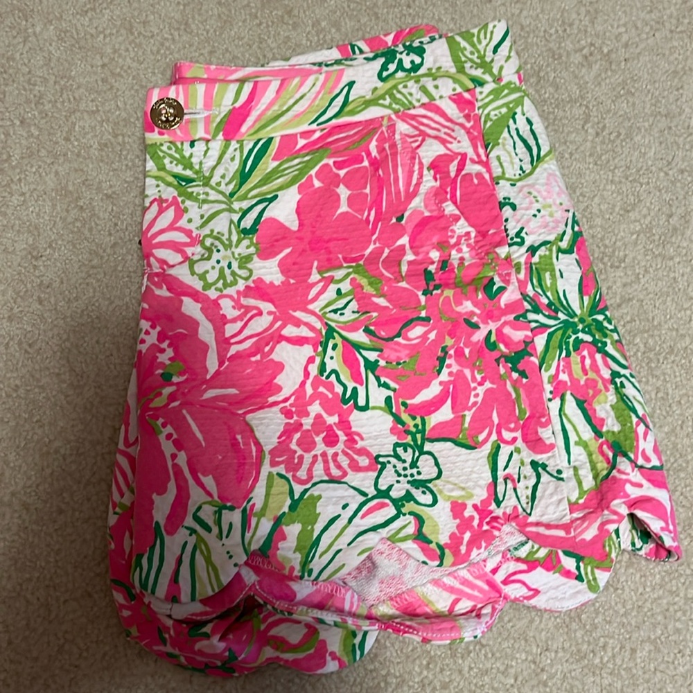 Lilly Pulitzer Shorts Size 4 . Like NEW !